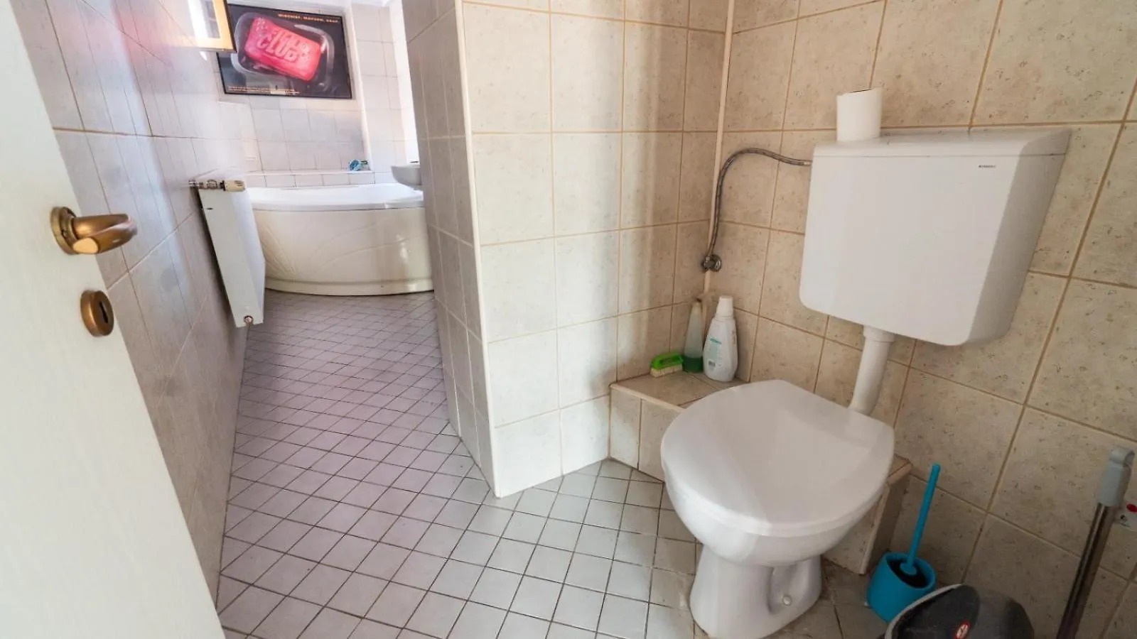 Hostel Camera Comuna Penthouse Ultracentral Bucharest Romania